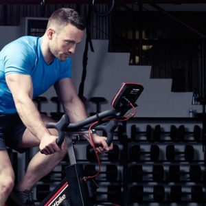تمرین دوچرخه ثابت با مقاومت بالا برای عضلات چهارسر ران